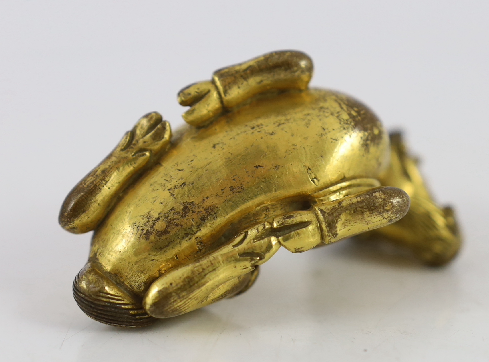 A Chinese gilt bronze qilin scroll weight, 17th/18th century, 7 cm across